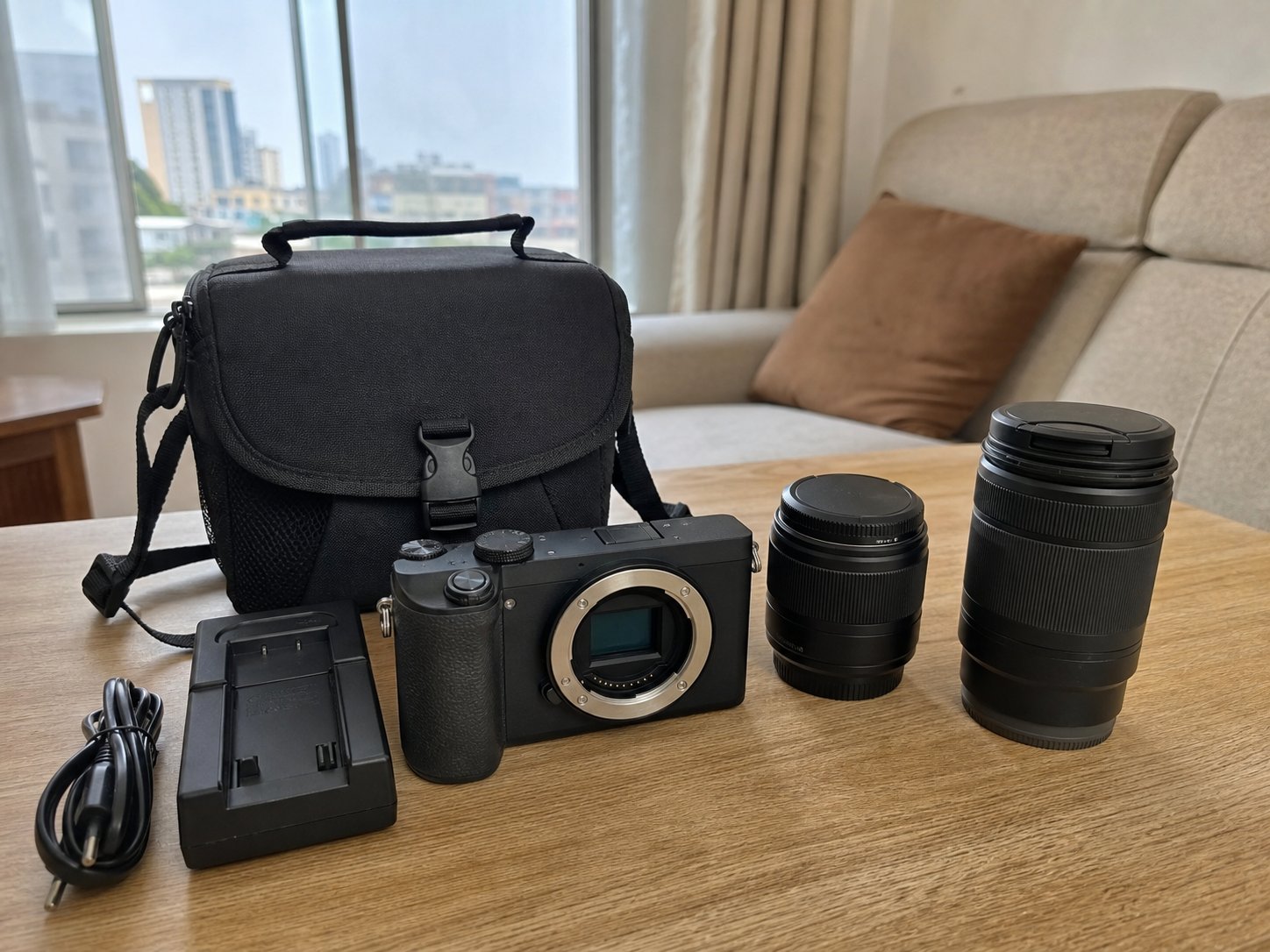 Appareil photo hybride avec deux objectifs — photo 1