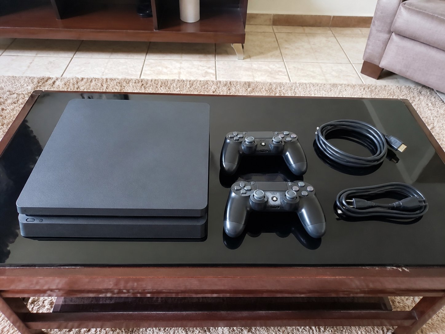 Console PlayStation avec deux manettes — photo 1