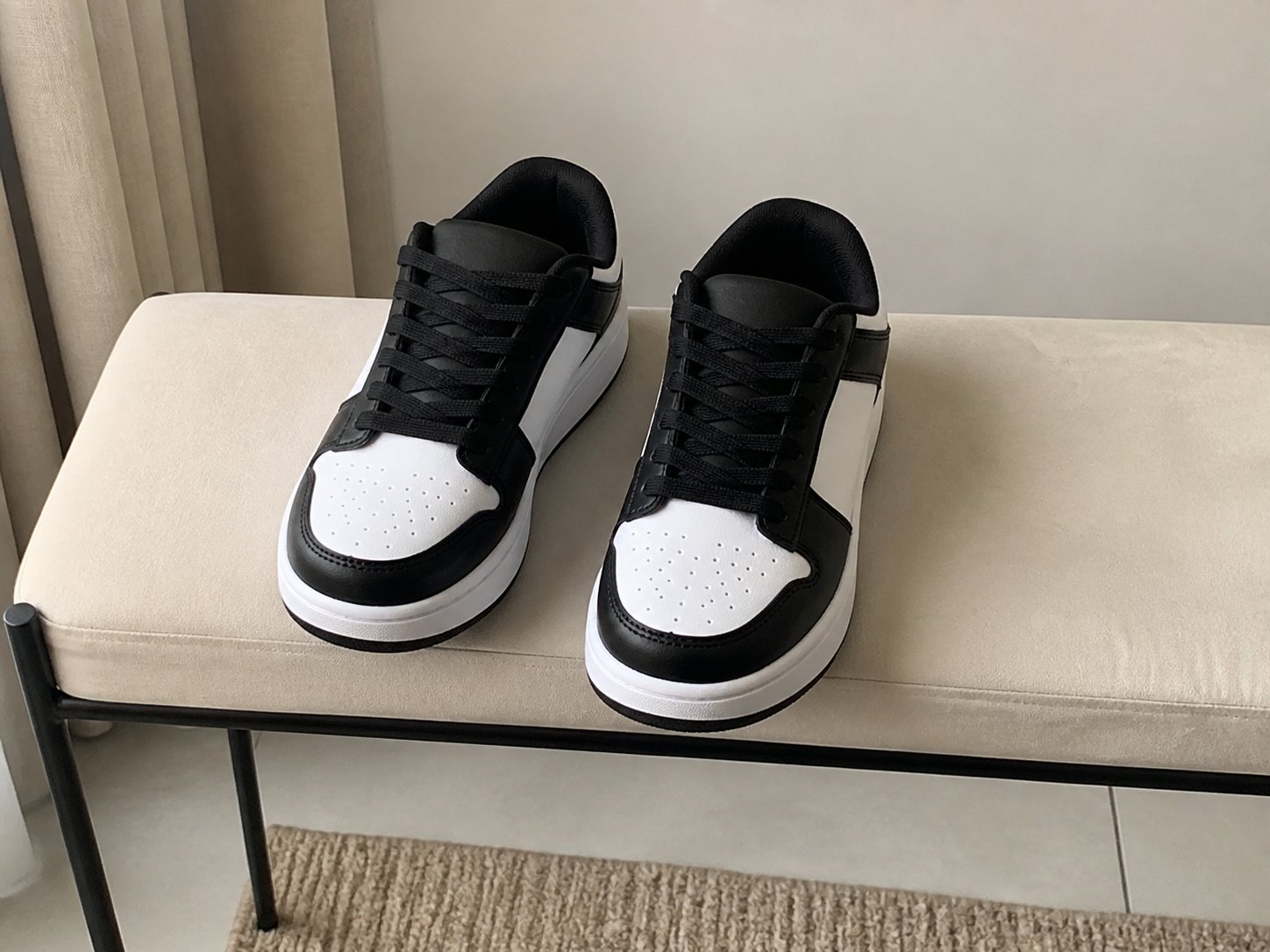 Baskets noir et blanc neuves – tailles 40 à 44 — photo 1